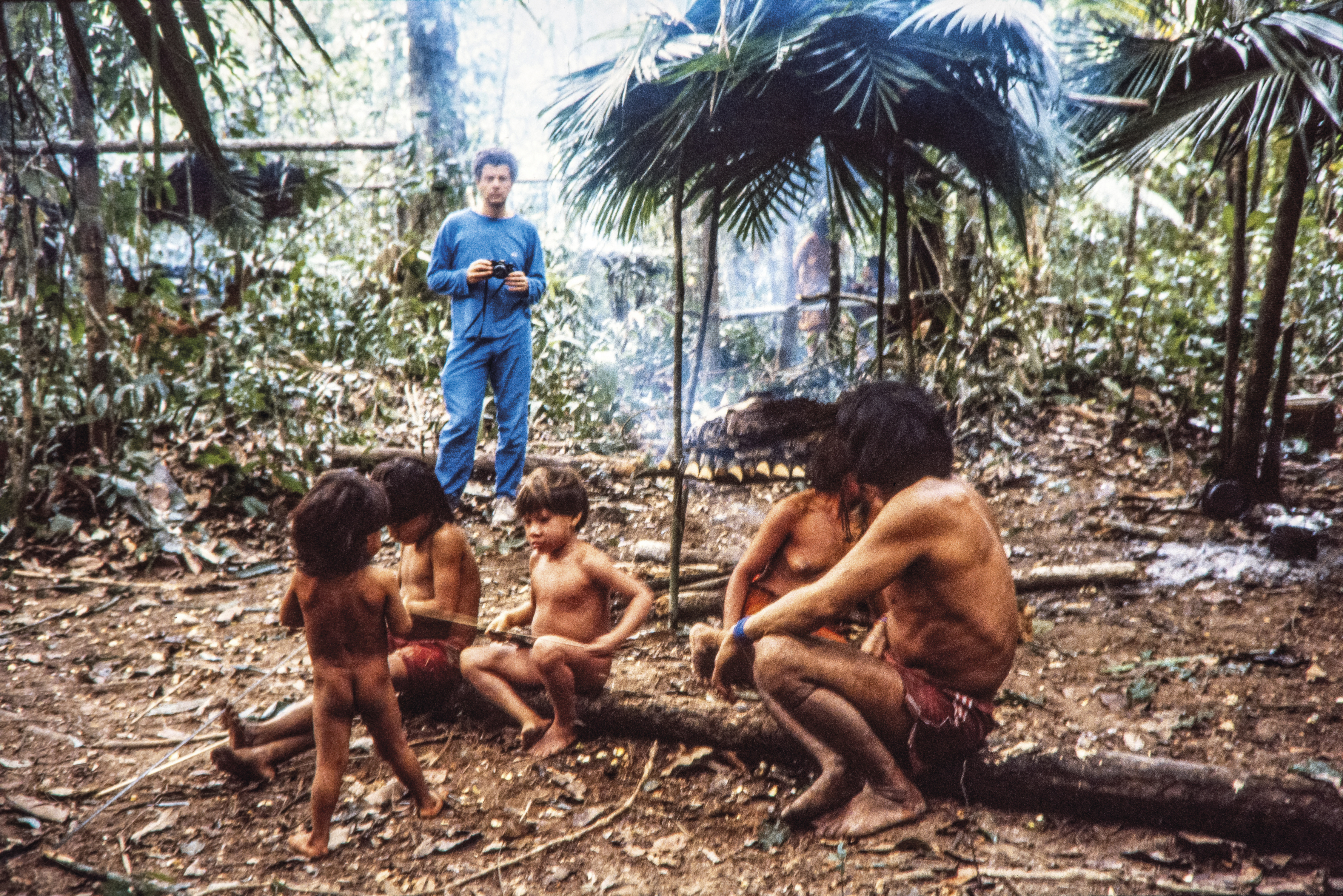 Beto Ricardo entre os Araweté da Terra Indígena Ipixuna, no sul do Pará|Eduardo Viveiros de Castro/1991