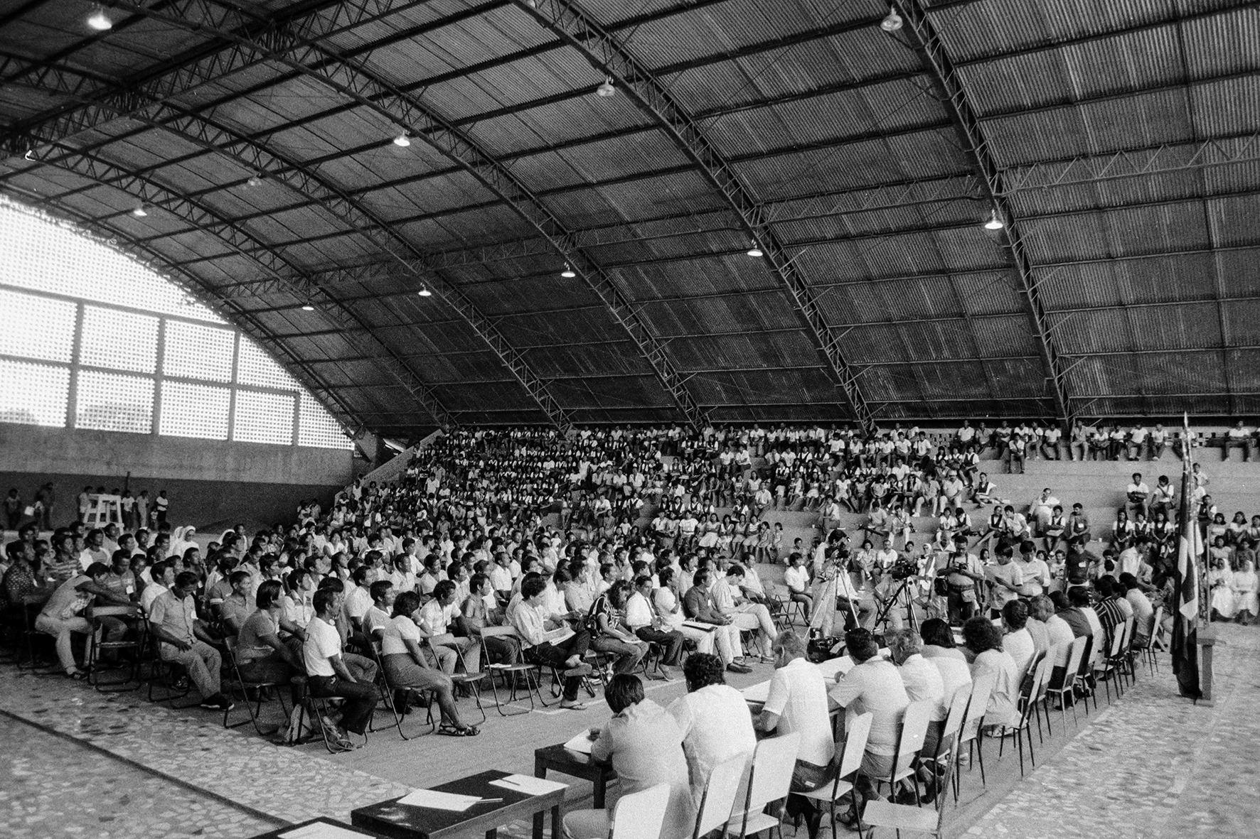 Concorrida assembleia de fundação da Foirn, em 1987, no ginásio de esporte do Colégio São Gabriel da Cachoeira|Beto Ricardo/ISA/1987
