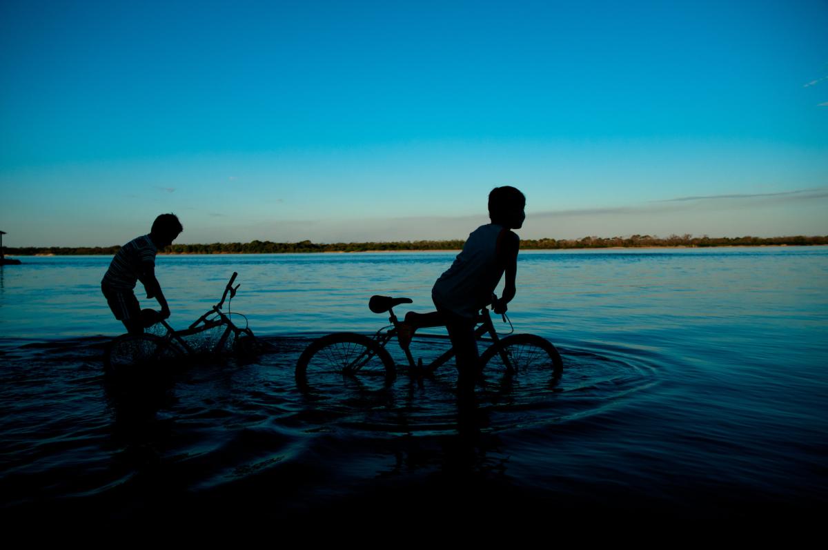 Crianças brincando no rio Araguaia (MT)