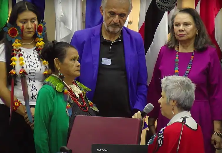  Presidenta da Comissão, Enéa de Stutz e Almeida, pede desculpas de joelhos às comunidades krenak e guarani-kaiowá