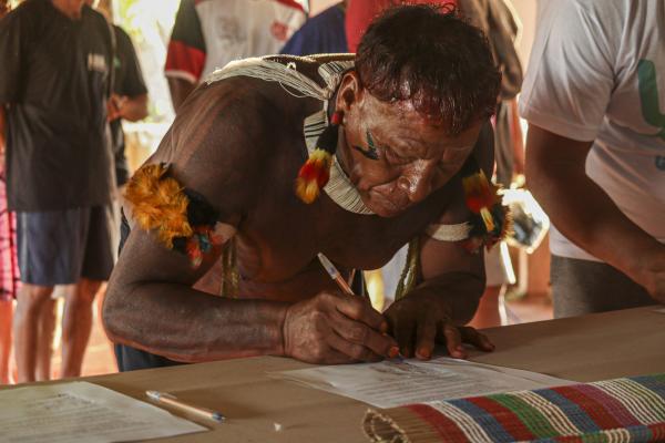 cacique Yapatiama Waurá assinando o encaminhamento durante a reunião de Governança Geral do Xingu sobre a BR 242